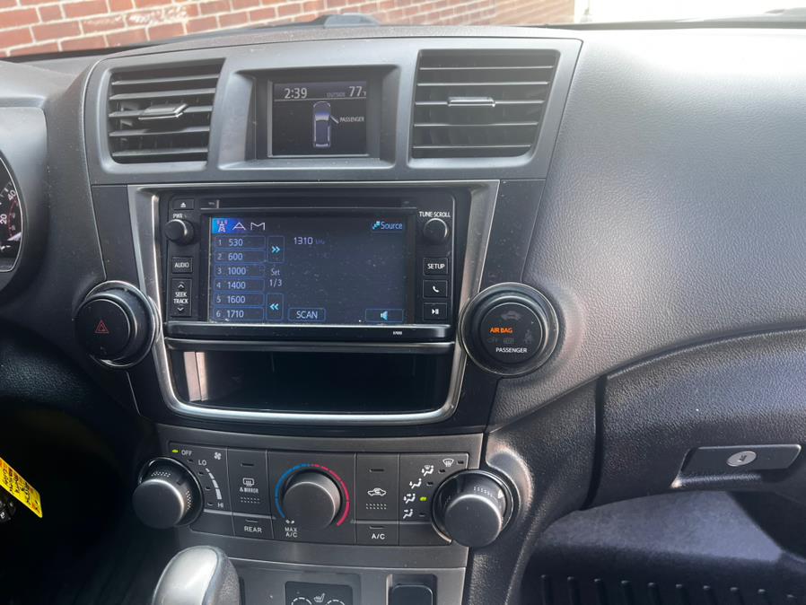 2013 Toyota Highlander 4WD 4dr V6 SE (Natl), available for sale in Worcester, Massachusetts | Sophia's Auto Sales Inc. Worcester, Massachusetts 2013 Toyota Highlander 4WD 4dr V6 SE (Natl), available for sale in Worcester, Massachusetts | Sophia's Auto Sales Inc. Worcester, Massachusetts