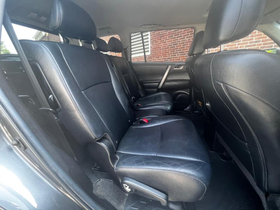 2013 Toyota Highlander 4WD 4dr V6 SE (Natl), available for sale in Worcester, Massachusetts | Sophia's Auto Sales Inc. Worcester, Massachusetts 2013 Toyota Highlander 4WD 4dr V6 SE (Natl), available for sale in Worcester, Massachusetts | Sophia's Auto Sales Inc. Worcester, Massachusetts
