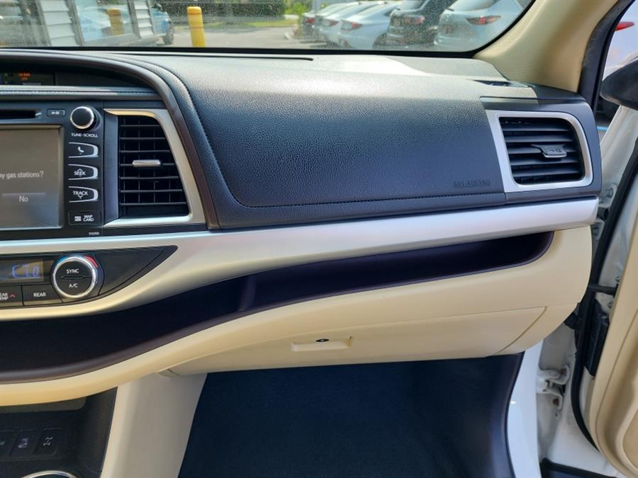 2019 Toyota Highlander SE V6 AWD (Natl), available for sale in Islip, New York | L.I. Auto Gallery. Islip, New York 2019 Toyota Highlander SE V6 AWD (Natl), available for sale in Islip, New York | L.I. Auto Gallery. Islip, New York