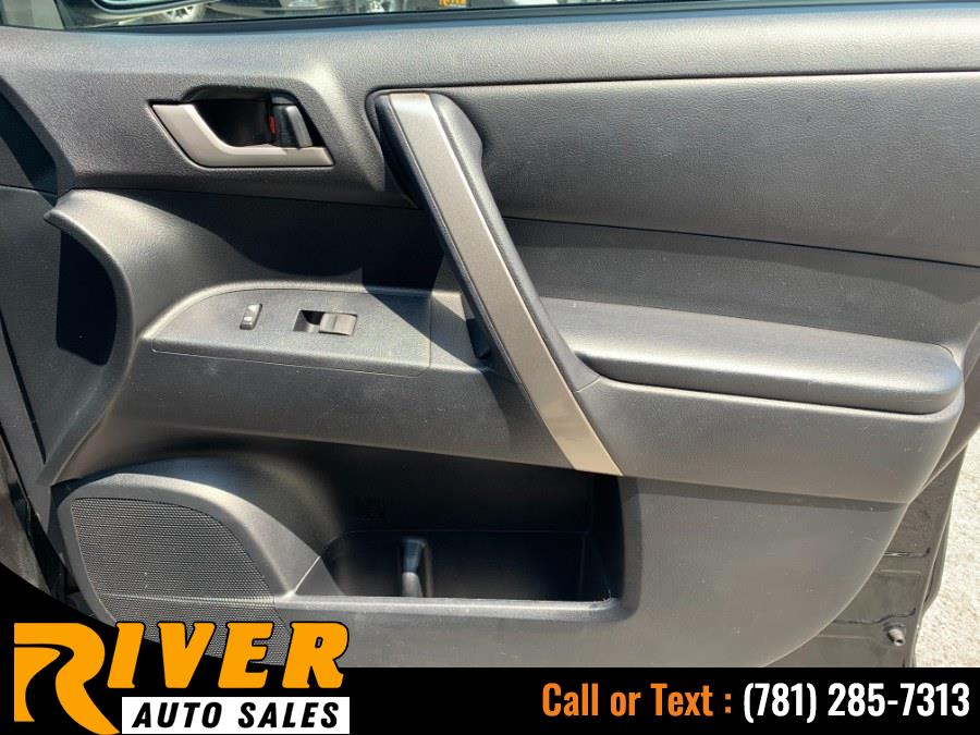 2013 Toyota Highlander 4WD 4dr V6 SE (Natl), available for sale in Malden, Massachusetts | River Auto Sales. Malden, Massachusetts 2013 Toyota Highlander 4WD 4dr V6 SE (Natl), available for sale in Malden, Massachusetts | River Auto Sales. Malden, Massachusetts