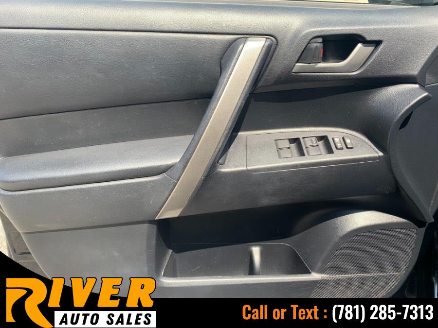 2013 Toyota Highlander 4WD 4dr V6 SE (Natl), available for sale in Malden, Massachusetts | River Auto Sales. Malden, Massachusetts 2013 Toyota Highlander 4WD 4dr V6 SE (Natl), available for sale in Malden, Massachusetts | River Auto Sales. Malden, Massachusetts