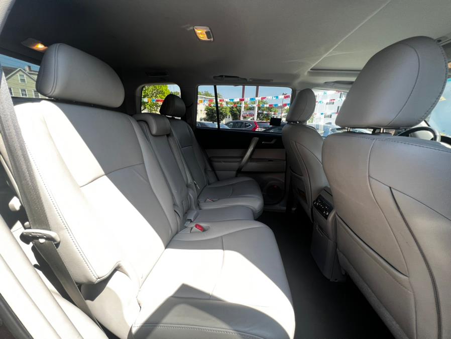 2012 Toyota Highlander 4WD 4dr V6 SE, available for sale in Worcester, Massachusetts | Sophia's Auto Sales Inc. Worcester, Massachusetts 2012 Toyota Highlander 4WD 4dr V6 SE, available for sale in Worcester, Massachusetts | Sophia's Auto Sales Inc. Worcester, Massachusetts