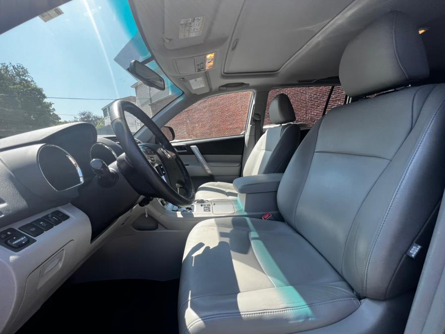2012 Toyota Highlander 4WD 4dr V6 SE, available for sale in Worcester, Massachusetts | Sophia's Auto Sales Inc. Worcester, Massachusetts 2012 Toyota Highlander 4WD 4dr V6 SE, available for sale in Worcester, Massachusetts | Sophia's Auto Sales Inc. Worcester, Massachusetts