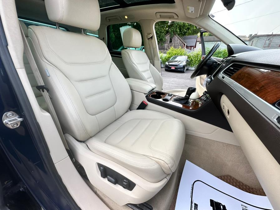 2013 Volkswagen Touareg 4dr TDI Lux, available for sale in Waterbury, Connecticut | House of Cars LLC. Waterbury, Connecticut