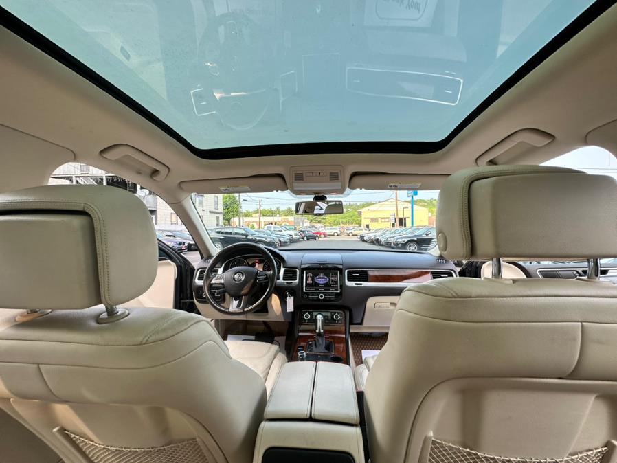 2013 Volkswagen Touareg 4dr TDI Lux, available for sale in Waterbury, Connecticut | House of Cars LLC. Waterbury, Connecticut