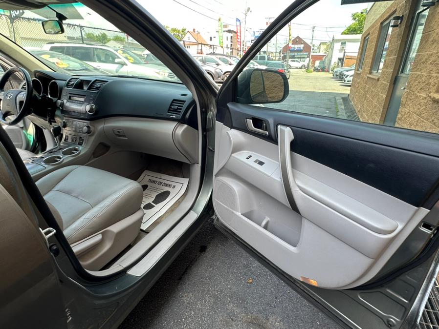 2010 Toyota Highlander 4WD 4dr V6 SE (Natl), available for sale in Revere, Massachusetts | Wonderland Auto. Revere, Massachusetts 2010 Toyota Highlander 4WD 4dr V6 SE (Natl), available for sale in Revere, Massachusetts | Wonderland Auto. Revere, Massachusetts