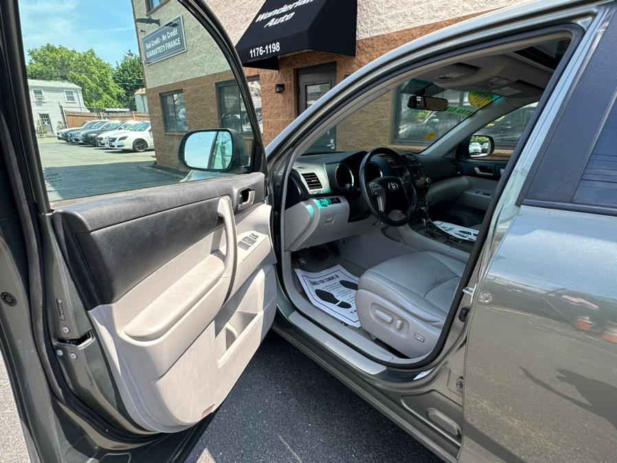 2010 Toyota Highlander 4WD 4dr V6 SE (Natl), available for sale in Revere, Massachusetts | Wonderland Auto. Revere, Massachusetts 2010 Toyota Highlander 4WD 4dr V6 SE (Natl), available for sale in Revere, Massachusetts | Wonderland Auto. Revere, Massachusetts