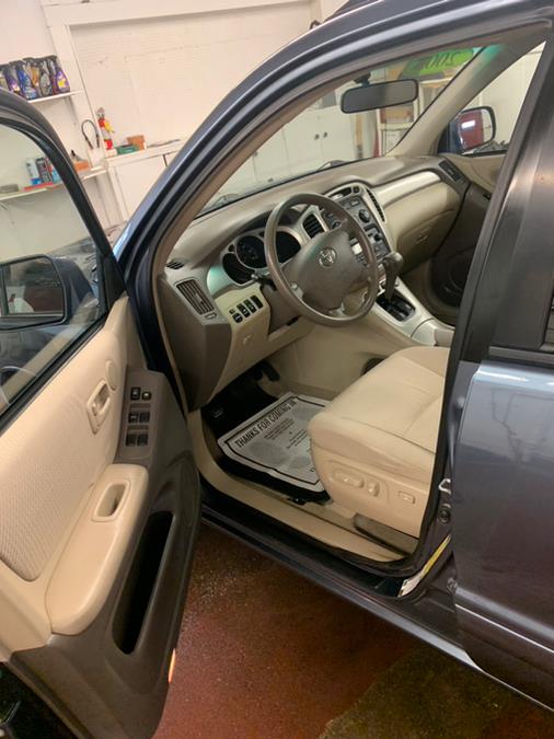 2006 Toyota Highlander 4dr V6 4WD Sport w/3rd Row, available for sale in Barre, Vermont | Routhier Auto Center. Barre, Vermont 2006 Toyota Highlander 4dr V6 4WD Sport w/3rd Row, available for sale in Barre, Vermont | Routhier Auto Center. Barre, Vermont