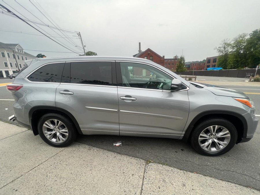 2014 Toyota Highlander AWD 4dr V6 XLE (Natl), available for sale in Peabody, Massachusetts | New Star Motors. Peabody, Massachusetts 2014 Toyota Highlander AWD 4dr V6 XLE (Natl), available for sale in Peabody, Massachusetts | New Star Motors. Peabody, Massachusetts