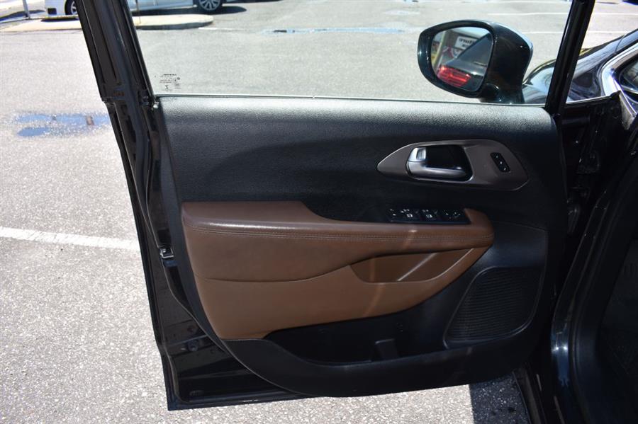 2017 Chrysler Pacifica LIMITED, available for sale in Patchogue, New York | 112 Auto Plaza. Patchogue, New York 2017 Chrysler Pacifica LIMITED, available for sale in Patchogue, New York | 112 Auto Plaza. Patchogue, New York