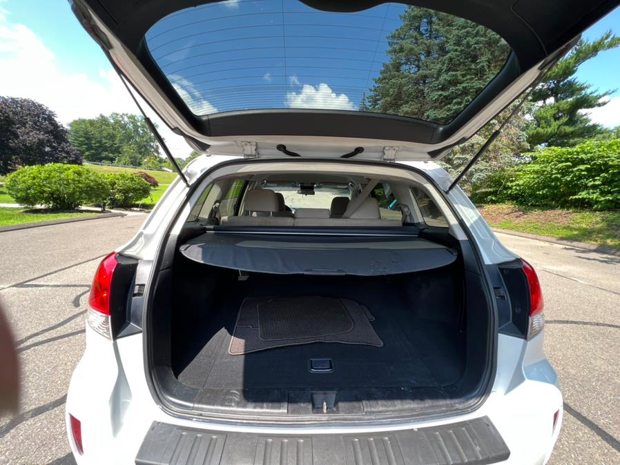 2013 Subaru Outback 4dr Wgn H4 Auto 2.5i Premium, available for sale in Waterbury, Connecticut | Platinum Auto Care. Waterbury, Connecticut 2013 Subaru Outback 4dr Wgn H4 Auto 2.5i Premium, available for sale in Waterbury, Connecticut | Platinum Auto Care. Waterbury, Connecticut