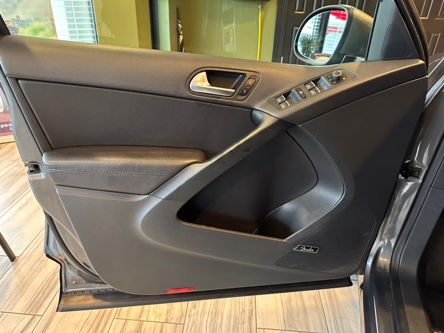 2016 Volkswagen Tiguan 4MOTION 4dr Auto R-Line, available for sale in West Hartford, Connecticut | AutoMax. West Hartford, Connecticut 2016 Volkswagen Tiguan 4MOTION 4dr Auto R-Line, available for sale in West Hartford, Connecticut | AutoMax. West Hartford, Connecticut