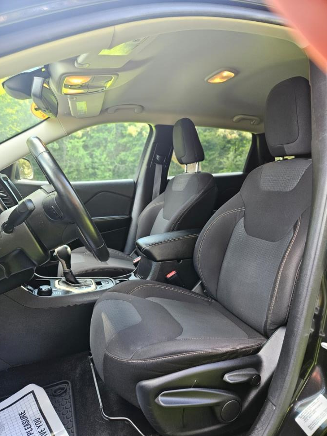 2015 Jeep Cherokee 4WD 4dr Latitude, available for sale in New Britain, Connecticut | Supreme Automotive. New Britain, Connecticut 2015 Jeep Cherokee 4WD 4dr Latitude, available for sale in New Britain, Connecticut | Supreme Automotive. New Britain, Connecticut