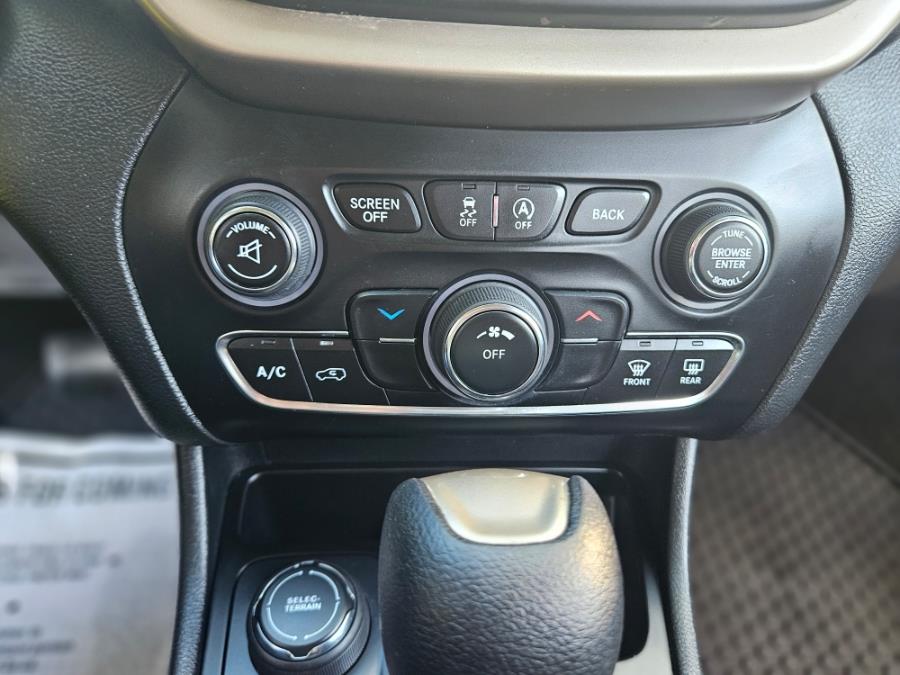 2015 Jeep Cherokee 4WD 4dr Latitude, available for sale in New Britain, Connecticut | Supreme Automotive. New Britain, Connecticut 2015 Jeep Cherokee 4WD 4dr Latitude, available for sale in New Britain, Connecticut | Supreme Automotive. New Britain, Connecticut