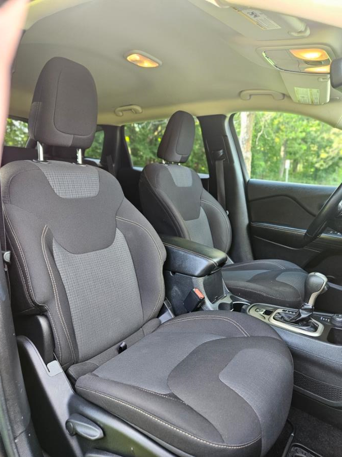 2015 Jeep Cherokee 4WD 4dr Latitude, available for sale in New Britain, Connecticut | Supreme Automotive. New Britain, Connecticut 2015 Jeep Cherokee 4WD 4dr Latitude, available for sale in New Britain, Connecticut | Supreme Automotive. New Britain, Connecticut