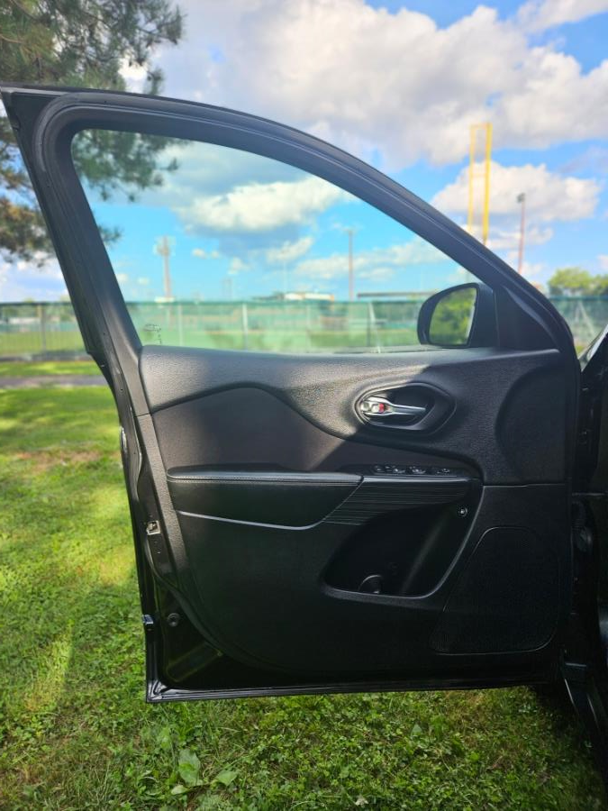 2015 Jeep Cherokee 4WD 4dr Latitude, available for sale in New Britain, Connecticut | Supreme Automotive. New Britain, Connecticut 2015 Jeep Cherokee 4WD 4dr Latitude, available for sale in New Britain, Connecticut | Supreme Automotive. New Britain, Connecticut