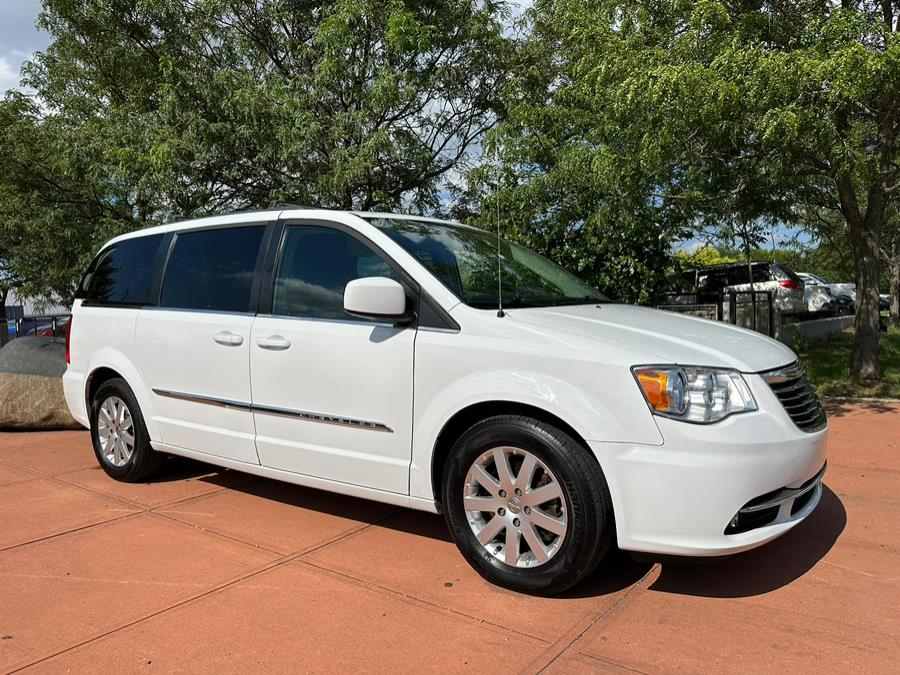 Used 2016 Chrysler Town & Country in Irvington, New Jersey | Chancellor Auto Grp Intl Co. Irvington, New Jersey