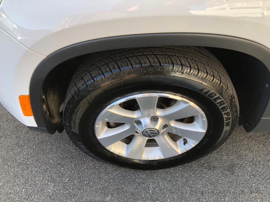 2009 Volkswagen Tiguan FWD 4dr Auto S, available for sale in Irvington, New Jersey | Elis Motors Corp. Irvington, New Jersey 2009 Volkswagen Tiguan FWD 4dr Auto S, available for sale in Irvington, New Jersey | Elis Motors Corp. Irvington, New Jersey