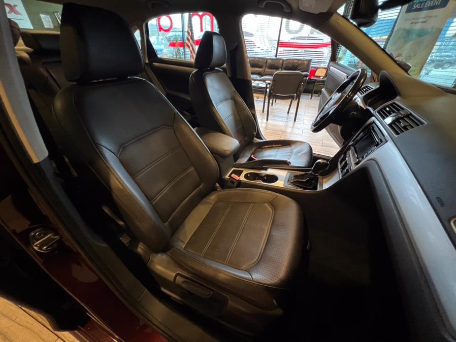 2013 Volkswagen Passat 4dr Sdn 2.5L Auto SE w/Sunroof PZEV, available for sale in West Hartford, Connecticut | AutoMax. West Hartford, Connecticut 2013 Volkswagen Passat 4dr Sdn 2.5L Auto SE w/Sunroof PZEV, available for sale in West Hartford, Connecticut | AutoMax. West Hartford, Connecticut