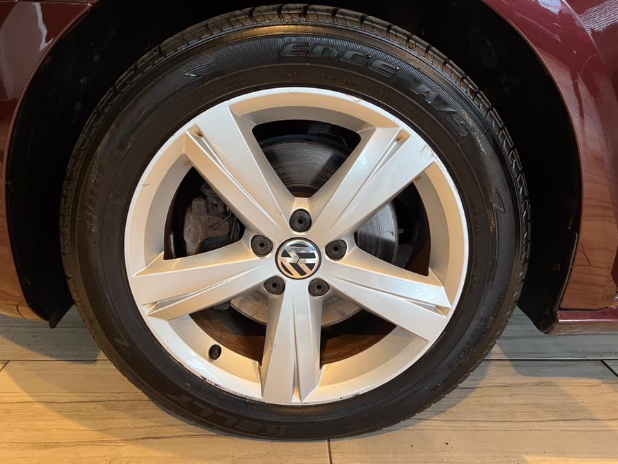 2013 Volkswagen Passat 4dr Sdn 2.5L Auto SE w/Sunroof PZEV, available for sale in West Hartford, Connecticut | AutoMax. West Hartford, Connecticut 2013 Volkswagen Passat 4dr Sdn 2.5L Auto SE w/Sunroof PZEV, available for sale in West Hartford, Connecticut | AutoMax. West Hartford, Connecticut