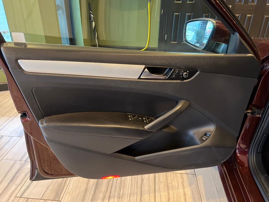 2013 Volkswagen Passat 4dr Sdn 2.5L Auto SE w/Sunroof PZEV, available for sale in West Hartford, Connecticut | AutoMax. West Hartford, Connecticut 2013 Volkswagen Passat 4dr Sdn 2.5L Auto SE w/Sunroof PZEV, available for sale in West Hartford, Connecticut | AutoMax. West Hartford, Connecticut