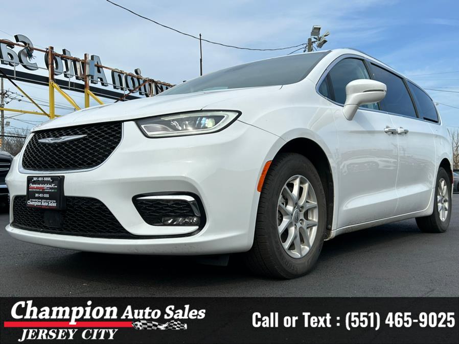 Used 2021 Chrysler Pacifica in Jersey City, New Jersey | Champion Auto Sales of JC. Jersey City, New Jersey