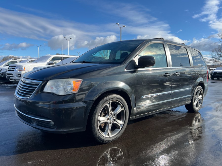 Used 2014 Chrysler Town & Country in Ortonville, Michigan | Marsh Auto Sales LLC. Ortonville, Michigan