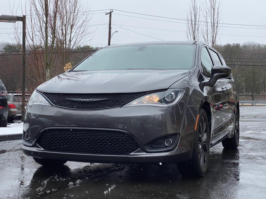 Used 2018 Chrysler Pacifica in Canton, Connecticut | Lava Motors. Canton, Connecticut