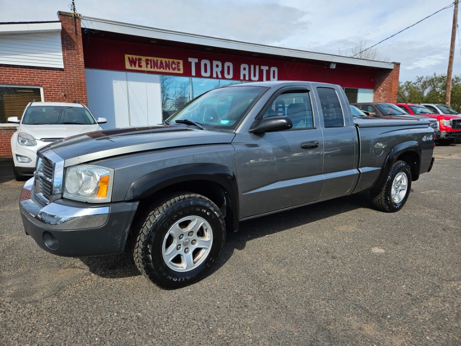 2005 Dodge Dakota 2dr Club Cab 131" WB 4WD SLT, available for sale in East Windsor, Connecticut | Toro Auto. East Windsor, Connecticut