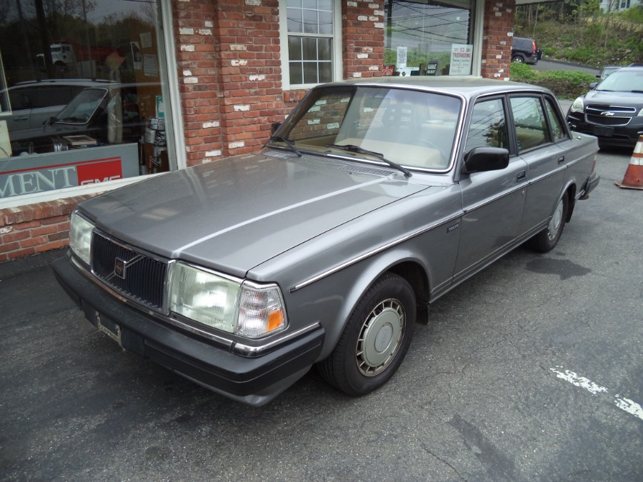 Used 1986 Volvo 240 DL in Naugatuck, Connecticut | Riverside Motorcars, LLC. Naugatuck, Connecticut
