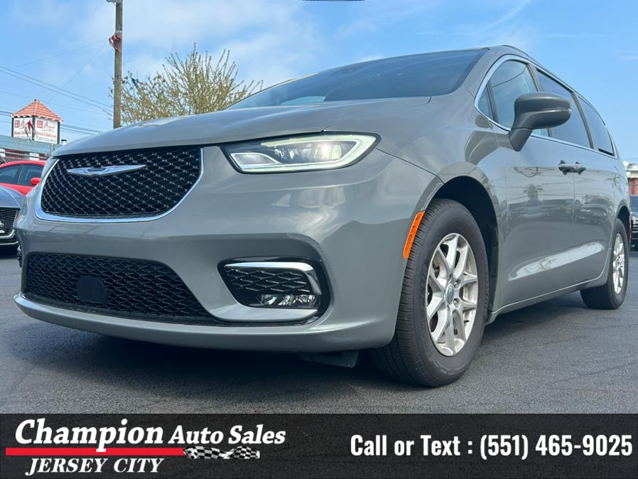 2022 Chrysler Pacifica Touring L FWD, available for sale in Jersey City, New Jersey | Champion Auto Sales. Jersey City, New Jersey