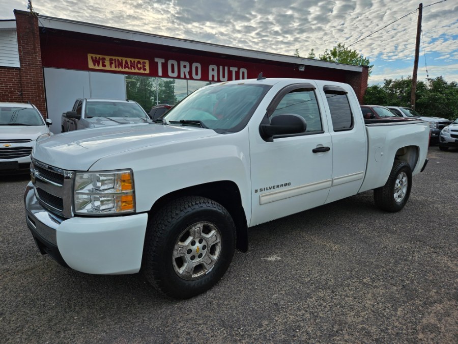 2009 Chevrolet Silverado 1500 4WD Ext Cab 143.5" LT, available for sale in East Windsor, Connecticut | Toro Auto. East Windsor, Connecticut
