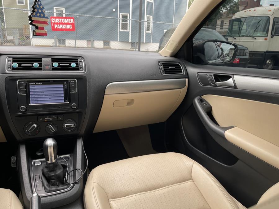2015 Volkswagen Jetta Sedan 4dr Auto 1.8T SE w/Connectivity/Navigation PZEV, available for sale in Irvington , New Jersey | Auto Haus of Irvington Corp. Irvington , New Jersey 2015 Volkswagen Jetta Sedan 4dr Auto 1.8T SE w/Connectivity/Navigation PZEV, available for sale in Irvington , New Jersey | Auto Haus of Irvington Corp. Irvington , New Jersey
