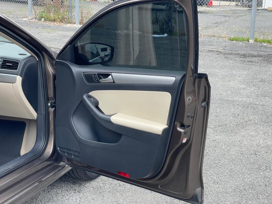 2015 Volkswagen Jetta Sedan 4dr Auto 1.8T SE w/Connectivity/Navigation PZEV, available for sale in Irvington , New Jersey | Auto Haus of Irvington Corp. Irvington , New Jersey 2015 Volkswagen Jetta Sedan 4dr Auto 1.8T SE w/Connectivity/Navigation PZEV, available for sale in Irvington , New Jersey | Auto Haus of Irvington Corp. Irvington , New Jersey