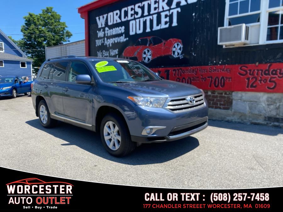 Used 2013 Toyota Highlander in Worcester, Massachusetts | Worcester Auto Outlet LLC. Worcester, Massachusetts