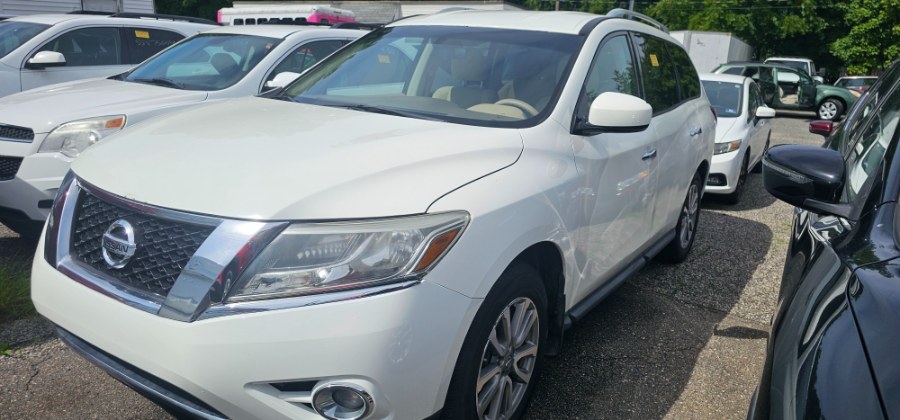 Used 2015 Nissan Pathfinder in Patchogue, New York | Romaxx Truxx. Patchogue, New York