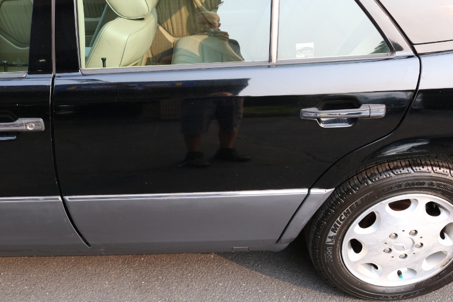 1995 Mercedes-Benz E Class 4dr Sedan 3.2L, available for sale in Bristol, Connecticut | Dealmax Motors LLC. Bristol, Connecticut 1995 Mercedes-Benz E Class 4dr Sedan 3.2L, available for sale in Bristol, Connecticut | Dealmax Motors LLC. Bristol, Connecticut