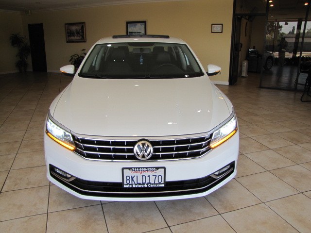 2016 Volkswagen Passat SE photo 1