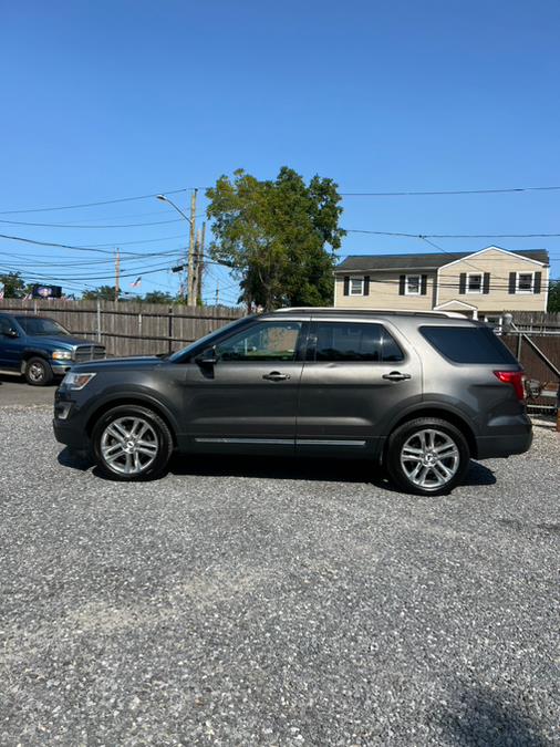 2017 Ford Explorer XLT photo 1