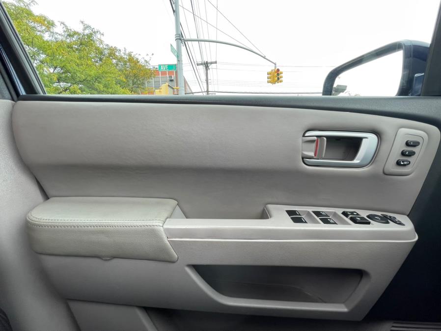2013 Honda Pilot 4WD 4dr Touring w/RES & Navi, available for sale in BROOKLYN, New York | Deals on Wheels International Auto. BROOKLYN, New York 2013 Honda Pilot 4WD 4dr Touring w/RES & Navi, available for sale in BROOKLYN, New York | Deals on Wheels International Auto. BROOKLYN, New York
