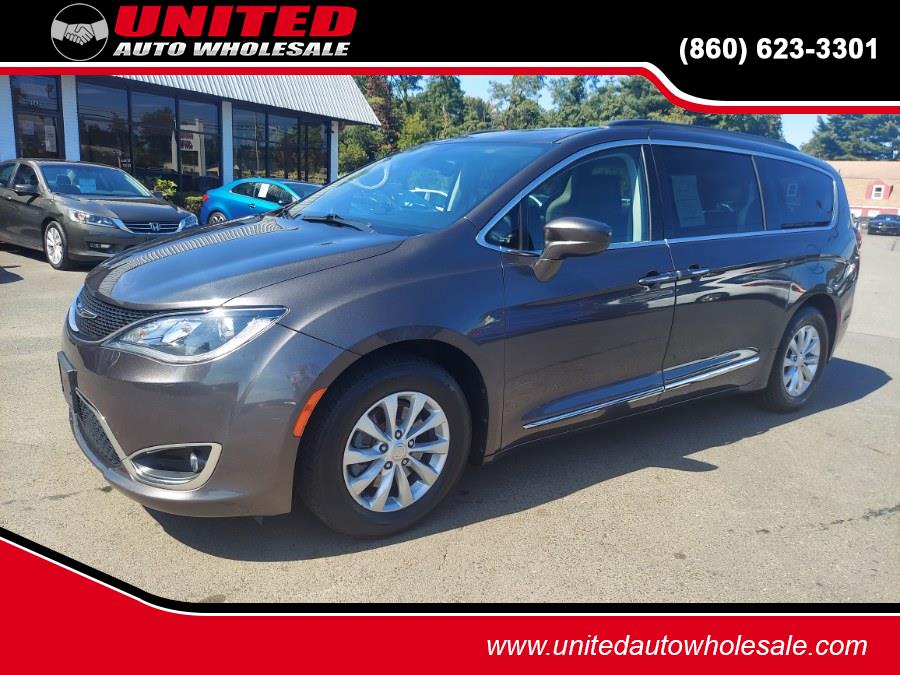 Used 2017 Chrysler Pacifica in East Windsor, Connecticut | United Auto Sales of E Windsor, Inc. East Windsor, Connecticut