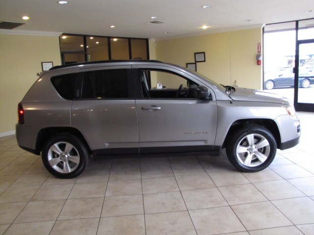 2016 Jeep Compass Sport photo 2