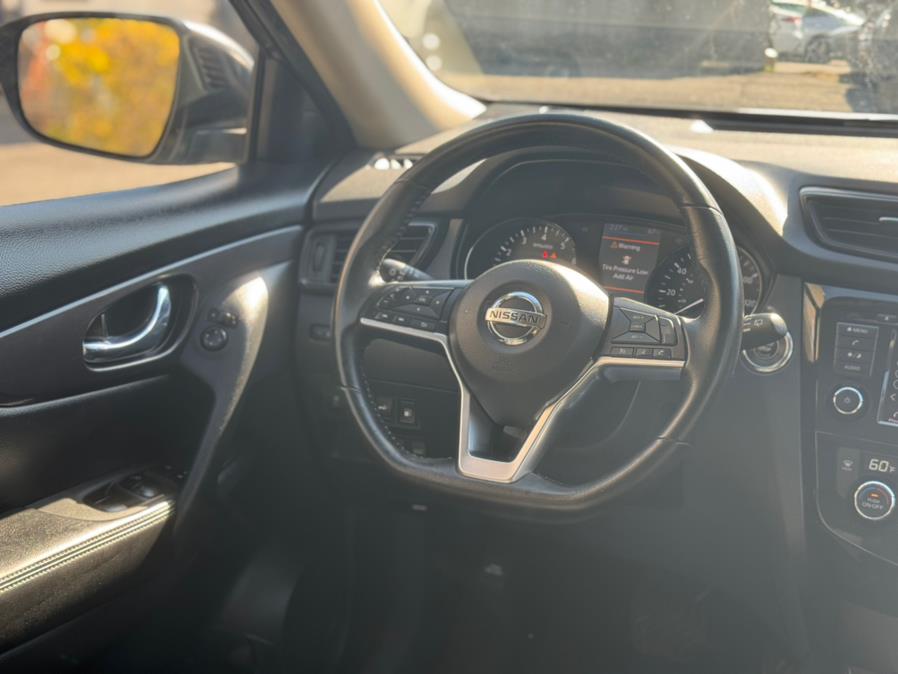 2019 Nissan Rogue SV photo 17