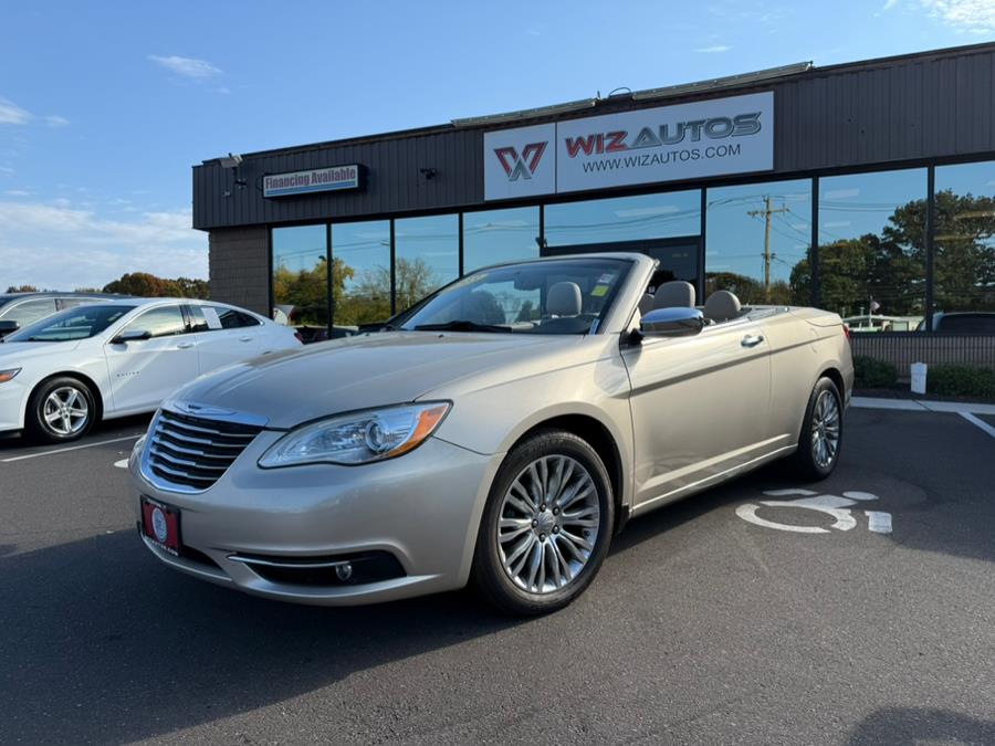 Used 2013 Chrysler 200 in Stratford, Connecticut | Wiz Leasing Inc. Stratford, Connecticut