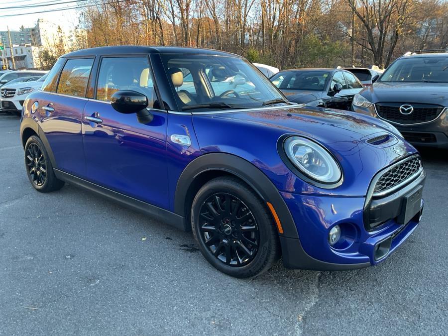 Used 2021 MINI Hardtop 4 Door in Waterbury, Connecticut | Jim Juliani Motors. Waterbury, Connecticut