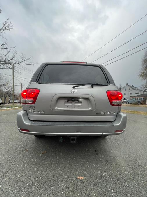 2005 Toyota Sequoia SR5 photo 3