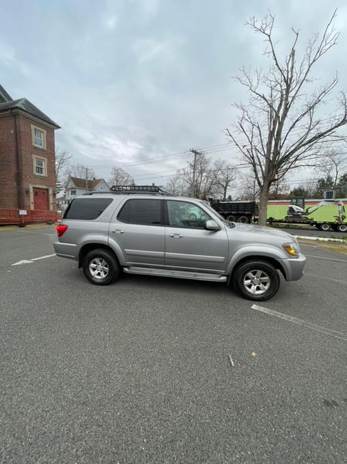 2005 Toyota Sequoia SR5 photo 1