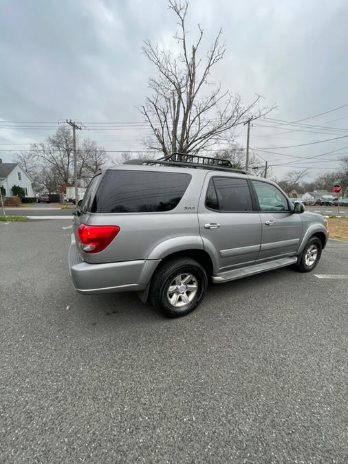 2005 Toyota Sequoia SR5 photo 2