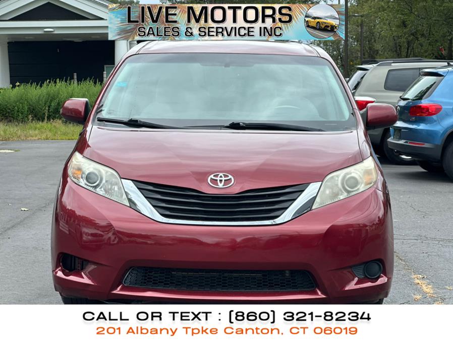 2013 Toyota Sienna LE photo 1