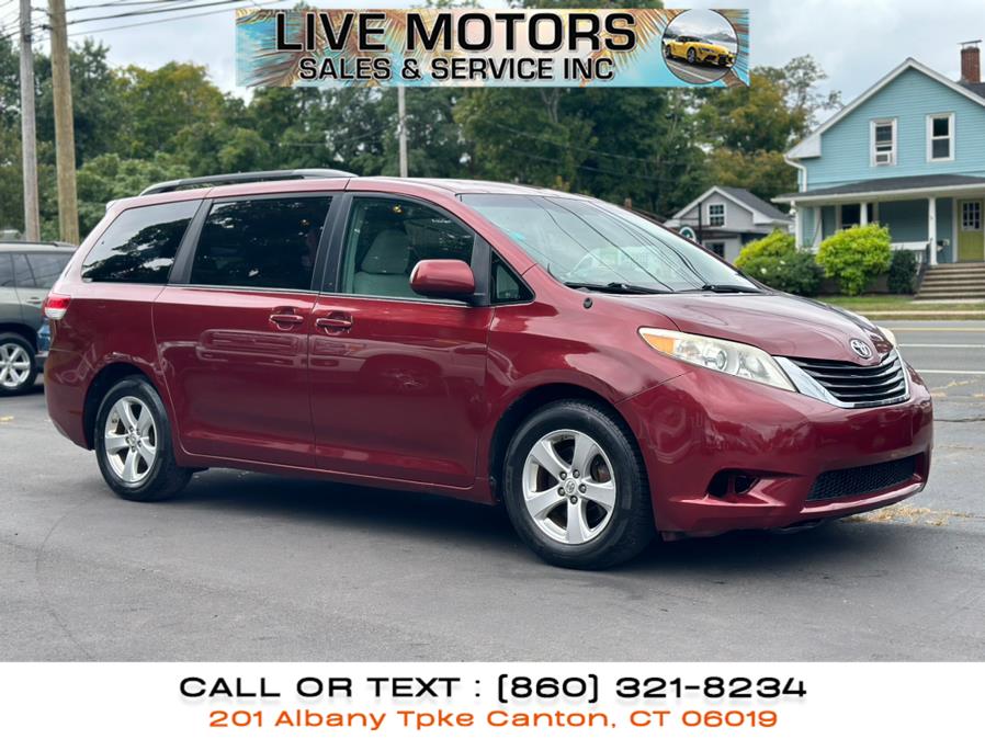 2013 Toyota Sienna LE photo 2